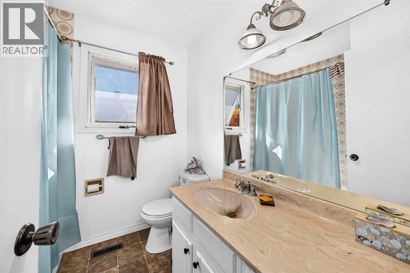 102 4 Avenue SE — photo 30 of 40