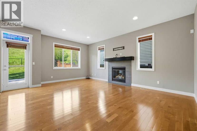 80 Sherwood Crescent NW — photo 9 of 40