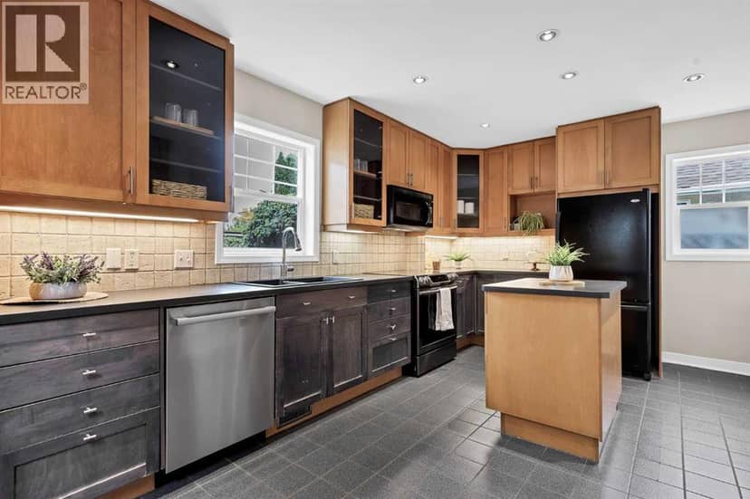 1905 2 Street NW — photo 13 of 40