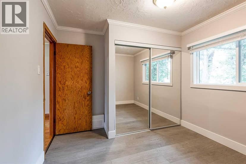 337 4 Street SW — photo 16 of 37