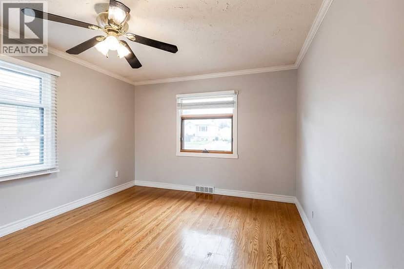 337 4 Street SW — photo 11 of 37