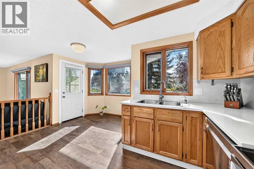 144 Hawkdale Close NW — photo 12 of 40