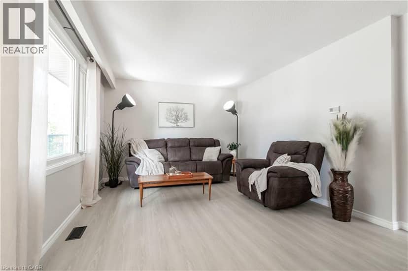 140 ARROWHEAD Crescent — photo 10 of 29