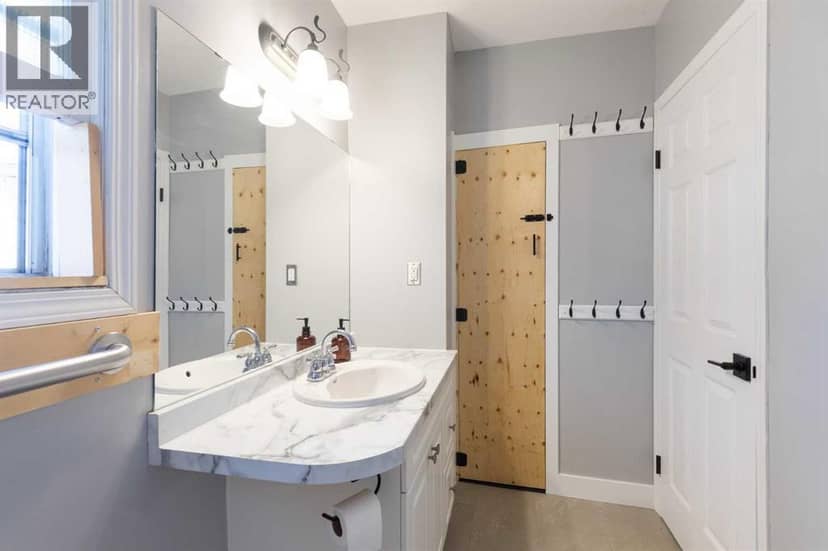 1178 Queen Street SE — photo 19 of 40