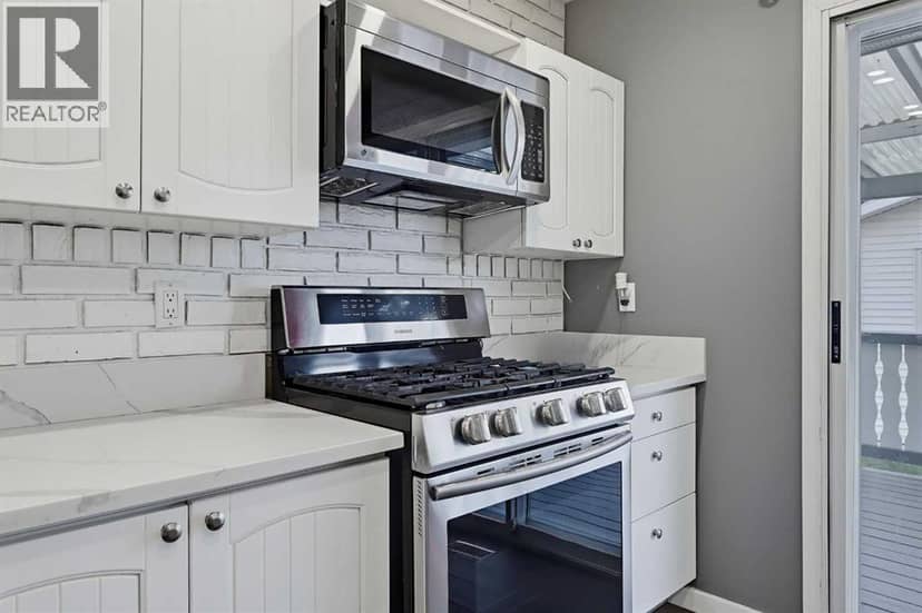 935 Madeira Way NE — photo 10 of 27