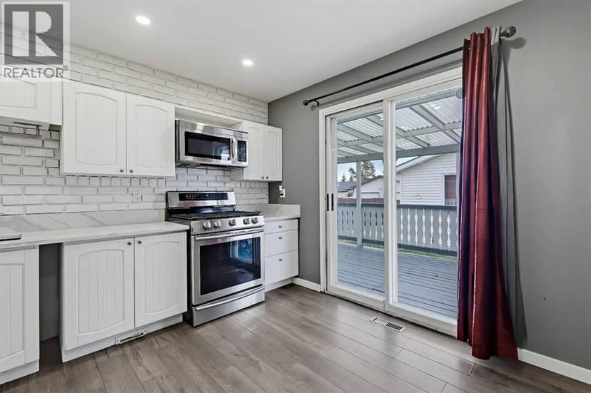 935 Madeira Way NE — photo 12 of 27