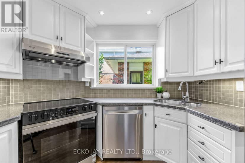 22 Meadowglade Crescent — photo 16 of 40