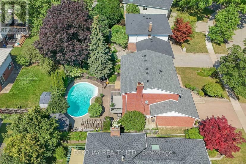 22 Meadowglade Crescent — photo 38 of 40