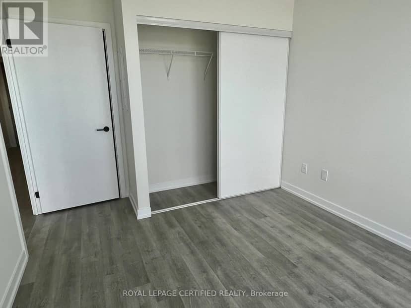 522 - 2300 St. Clair Avenue W — photo 11 of 25