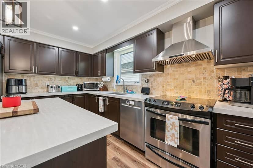 7 KROEGER Crescent — photo 9 of 37