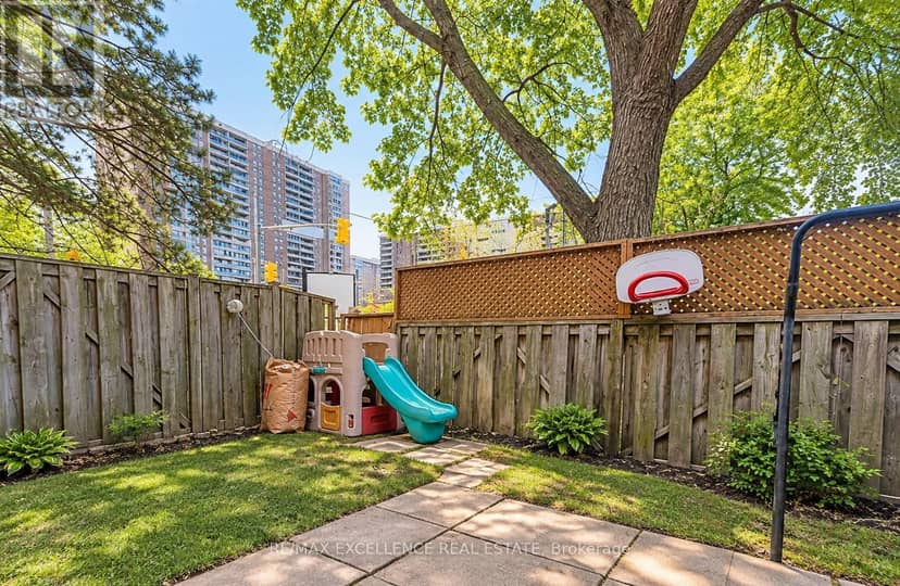 88 Fleetwood Crescent — photo 18 of 18