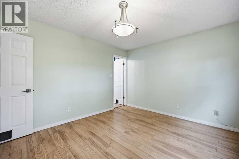 258 Kennedy Crescent — photo 14 of 28