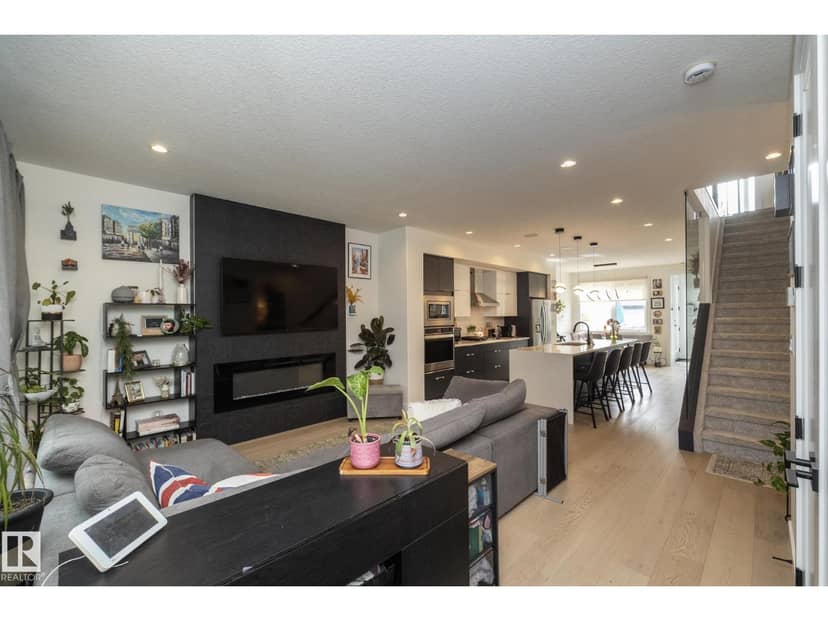 7733 81 AV NW — photo 12 of 40