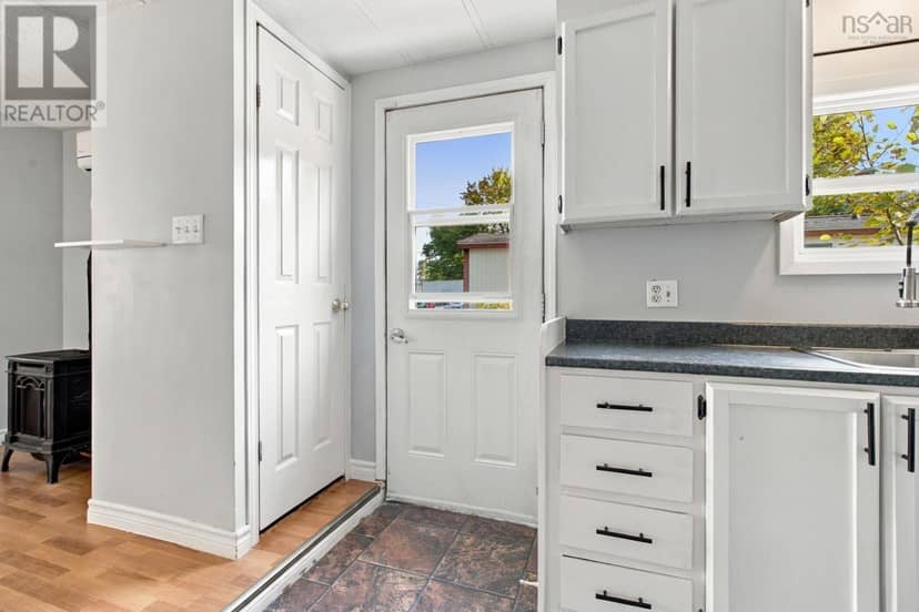 38 Elcona Avenue — photo 9 of 31
