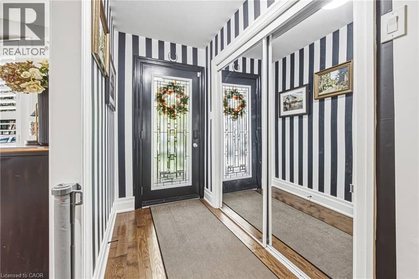 581 HOLLY HILL Crescent — photo 4 of 40