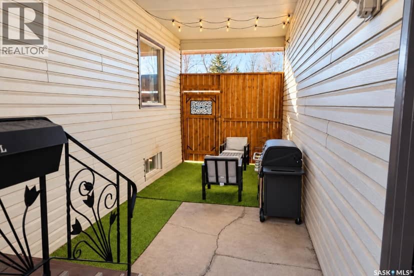412 2nd STREET N — photo 4 of 33