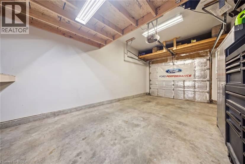 11 DUNDAS Street W — photo 33 of 40