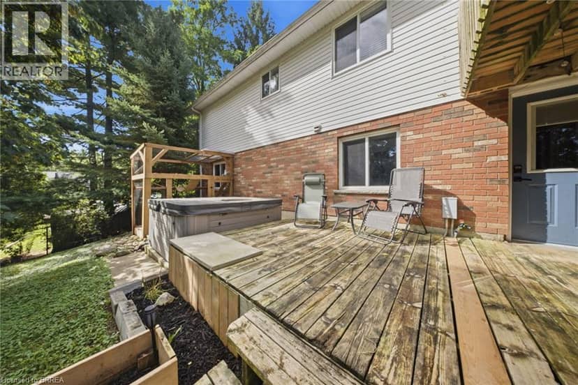 11 DUNDAS Street W — photo 38 of 40