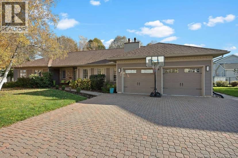 18 Country Club Road, Riverview