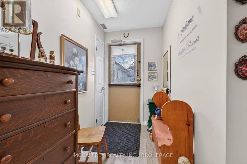 365 Dundas Street W — photo 21 of 40