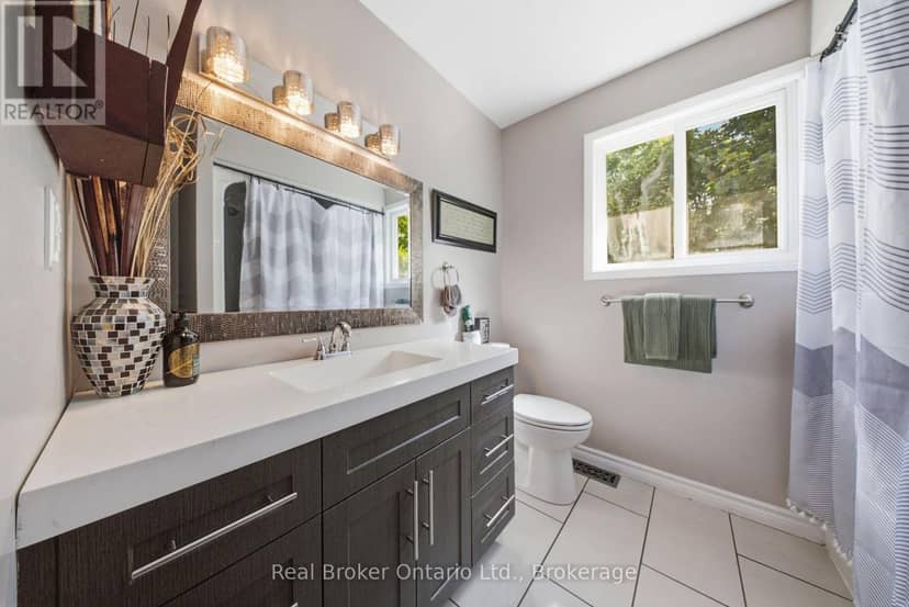 11 Dundas Street W — photo 18 of 40