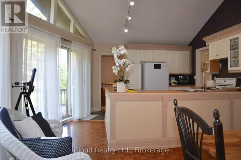 24 Montcalm Crescent — photo 17 of 40