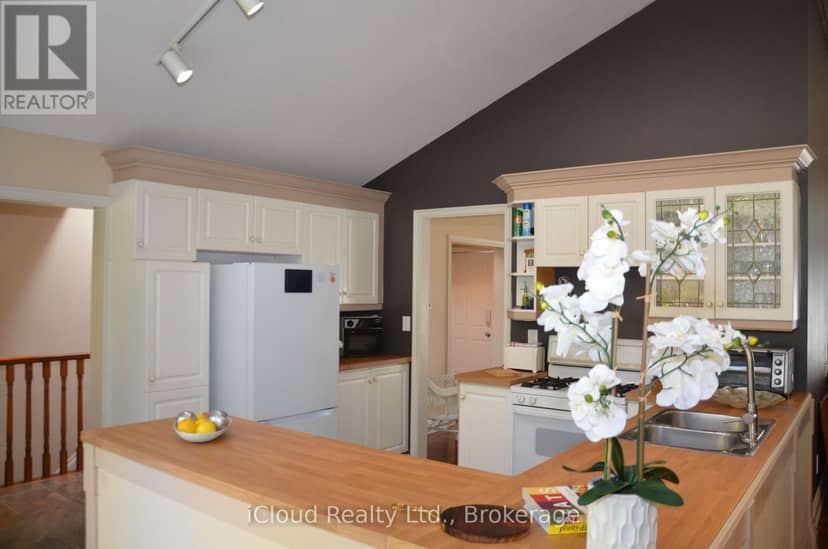 24 Montcalm Crescent — photo 18 of 40