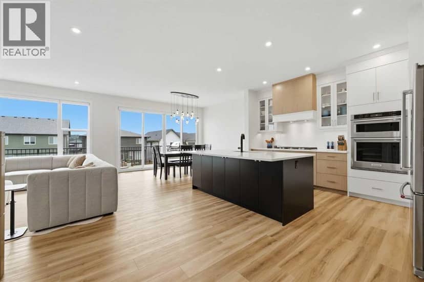 93 Rochester Way NW, Calgary
