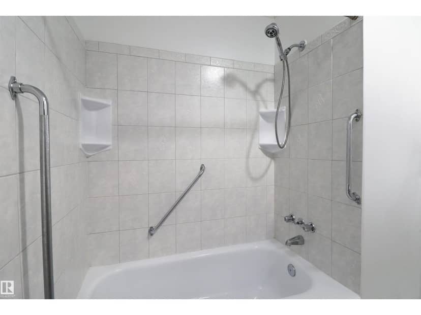 9527 151 AV NW — photo 19 of 40