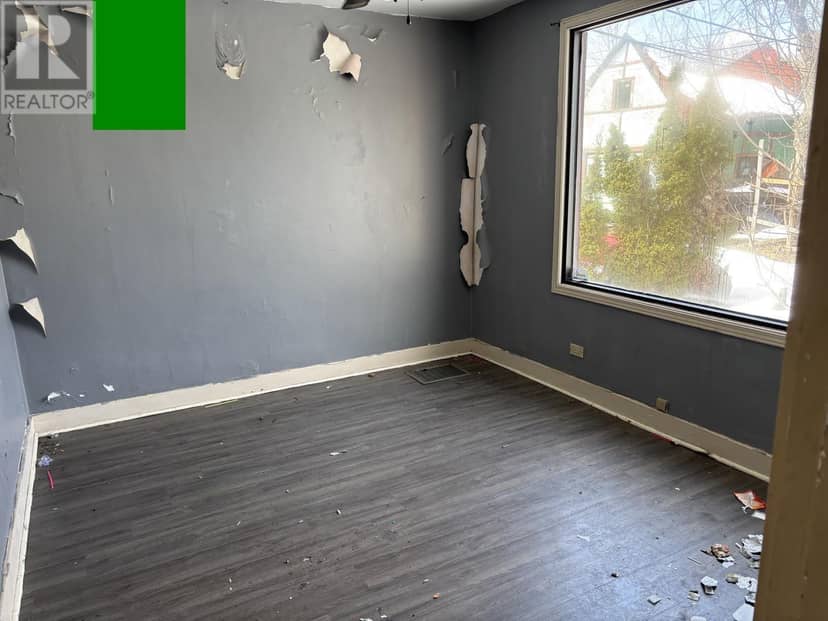 904 Wellington ST — photo 6 of 8