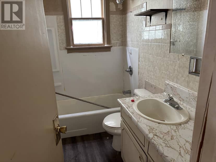 904 Wellington ST — photo 8 of 8