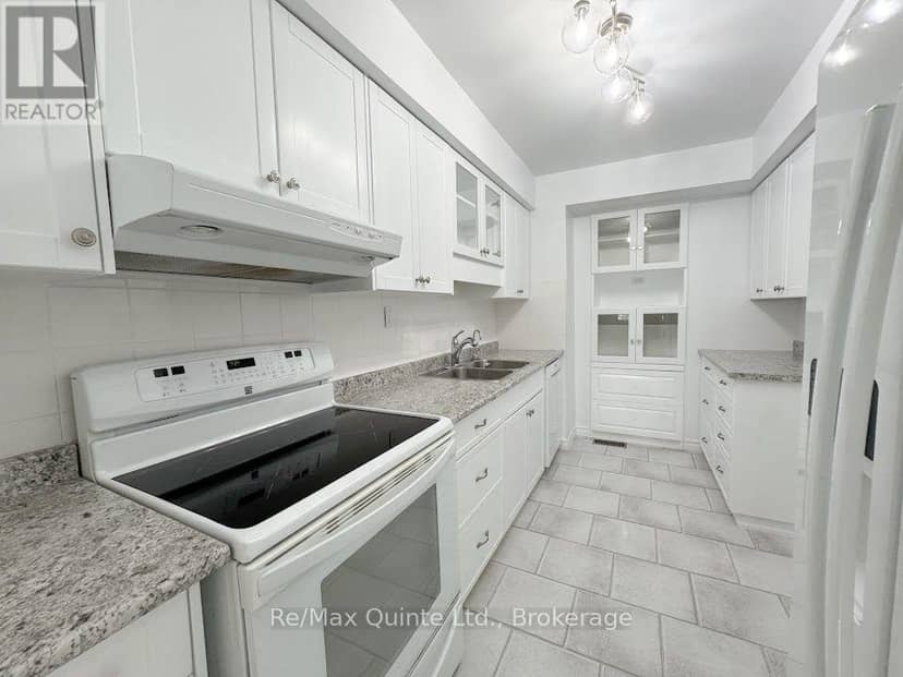 8 - 11 Janlyn Crescent — photo 13 of 36