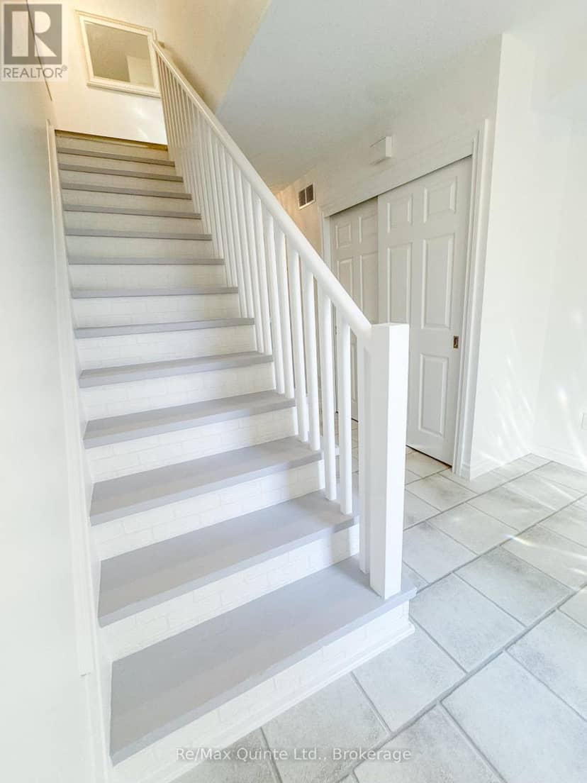 8 - 11 Janlyn Crescent — photo 17 of 36