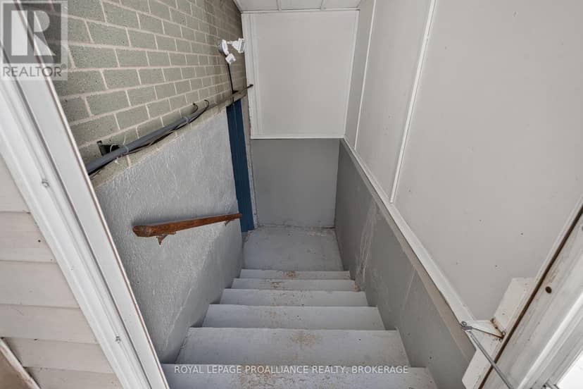 9 Henry Crescent — photo 39 of 40