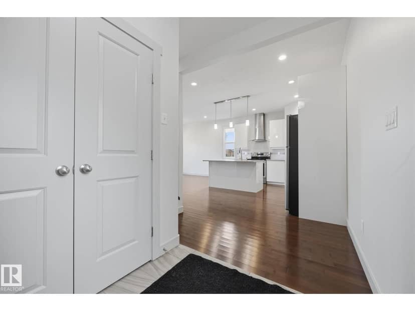 8952 81 AV NW — photo 10 of 40
