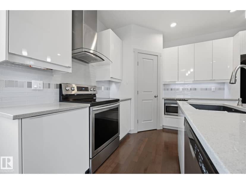 8952 81 AV NW — photo 15 of 40
