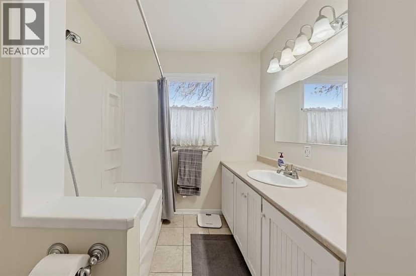 103 2 Street SE — photo 14 of 33