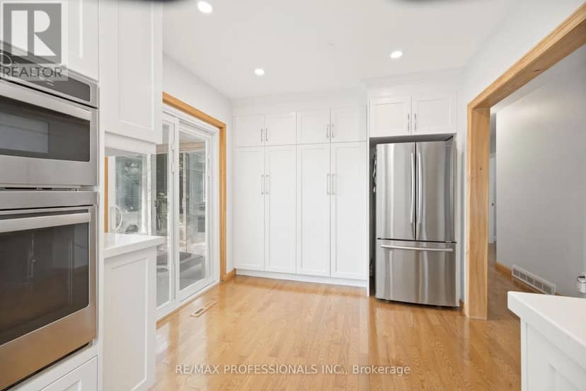 580 Exbury Crescent — photo 8 of 30