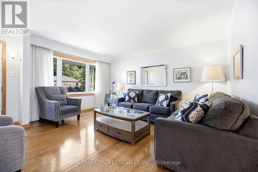 580 Exbury Crescent — photo 3 of 30