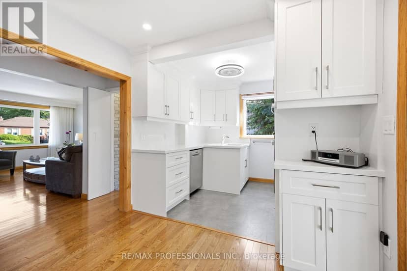 580 Exbury Crescent — photo 5 of 30