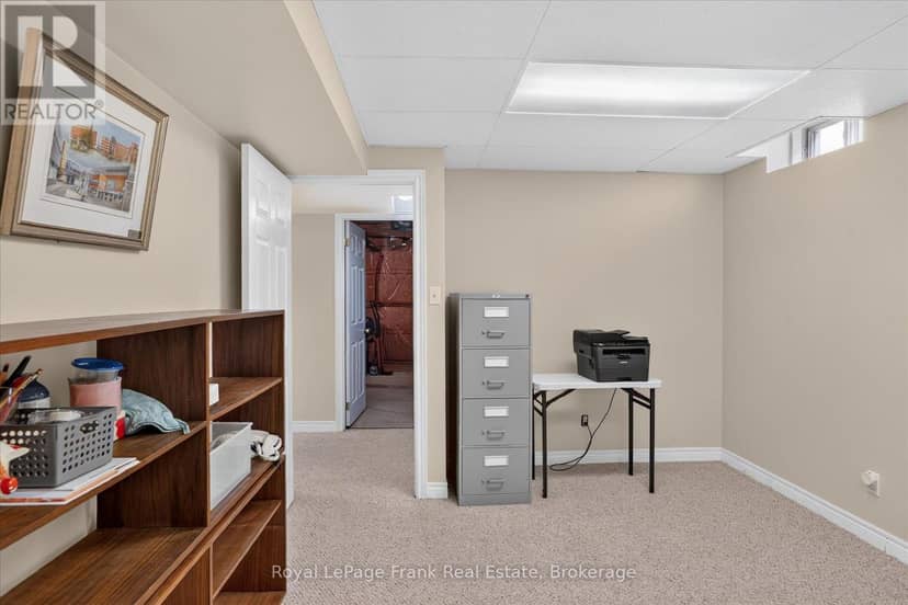 1544 Glenforest Crescent — photo 33 of 40