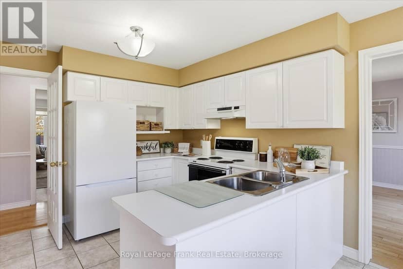 1544 Glenforest Crescent — photo 9 of 40