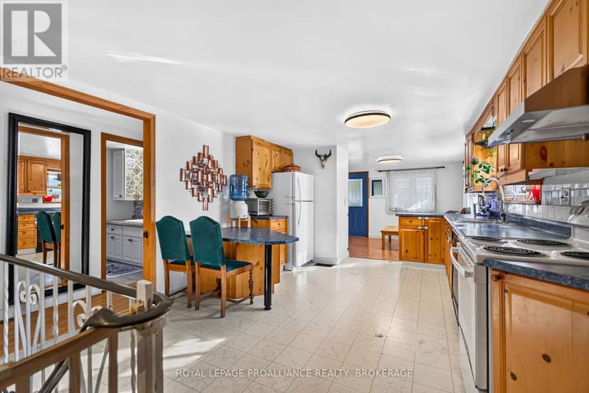 628 Macdonnell Street — photo 15 of 40