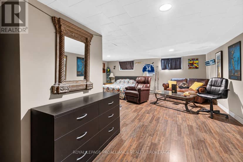 628 Macdonnell Street — photo 33 of 40