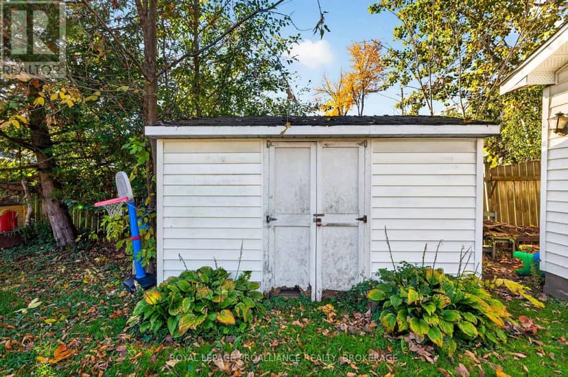 628 Macdonnell Street — photo 39 of 40