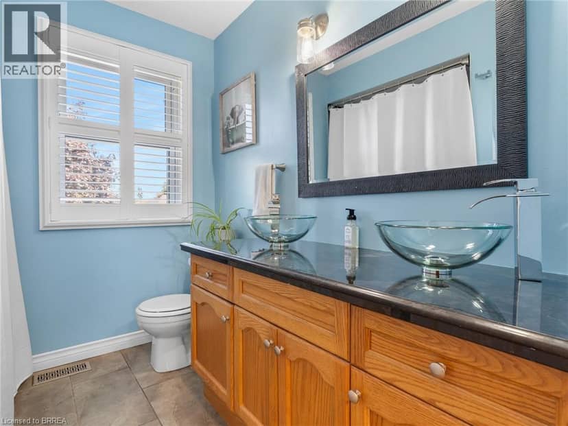 42 EMIDIO Crescent — photo 23 of 40