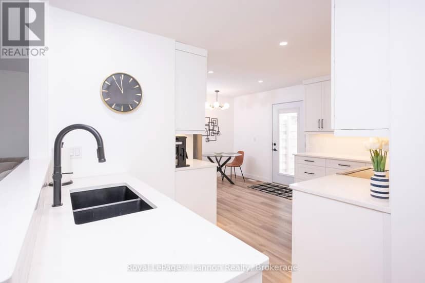 524 Wiltshire Crescent — photo 9 of 40