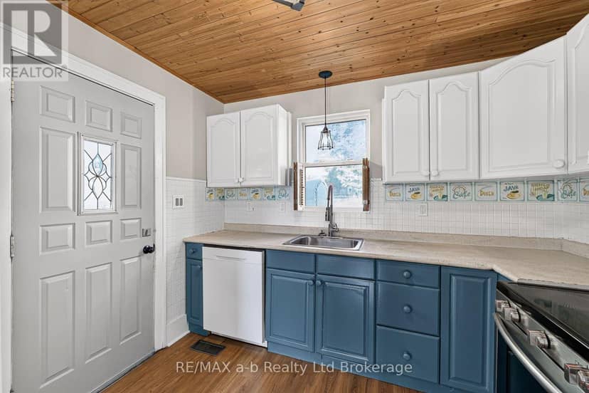 825 James Street — photo 11 of 40