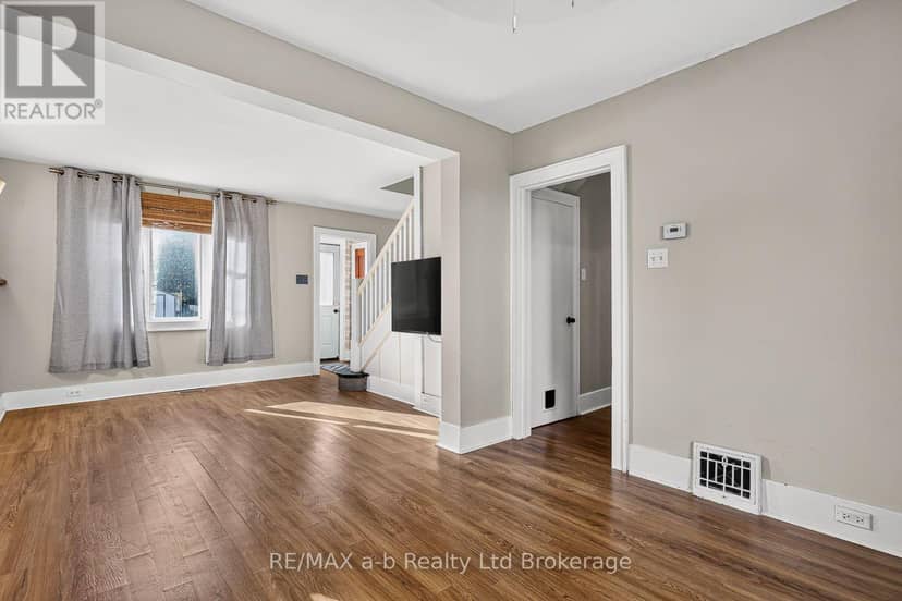 825 James Street, Woodstock, photo 5