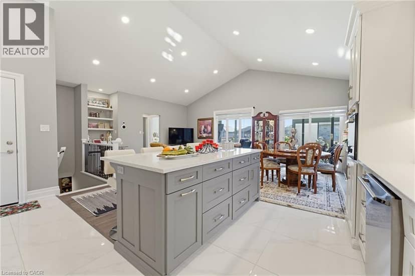 24 WINCHESTER Crescent — photo 11 of 35